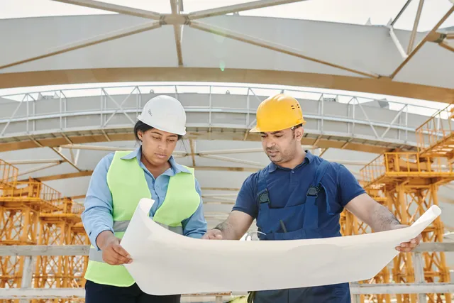 Trabajadores con casco y elementos de protección en obra