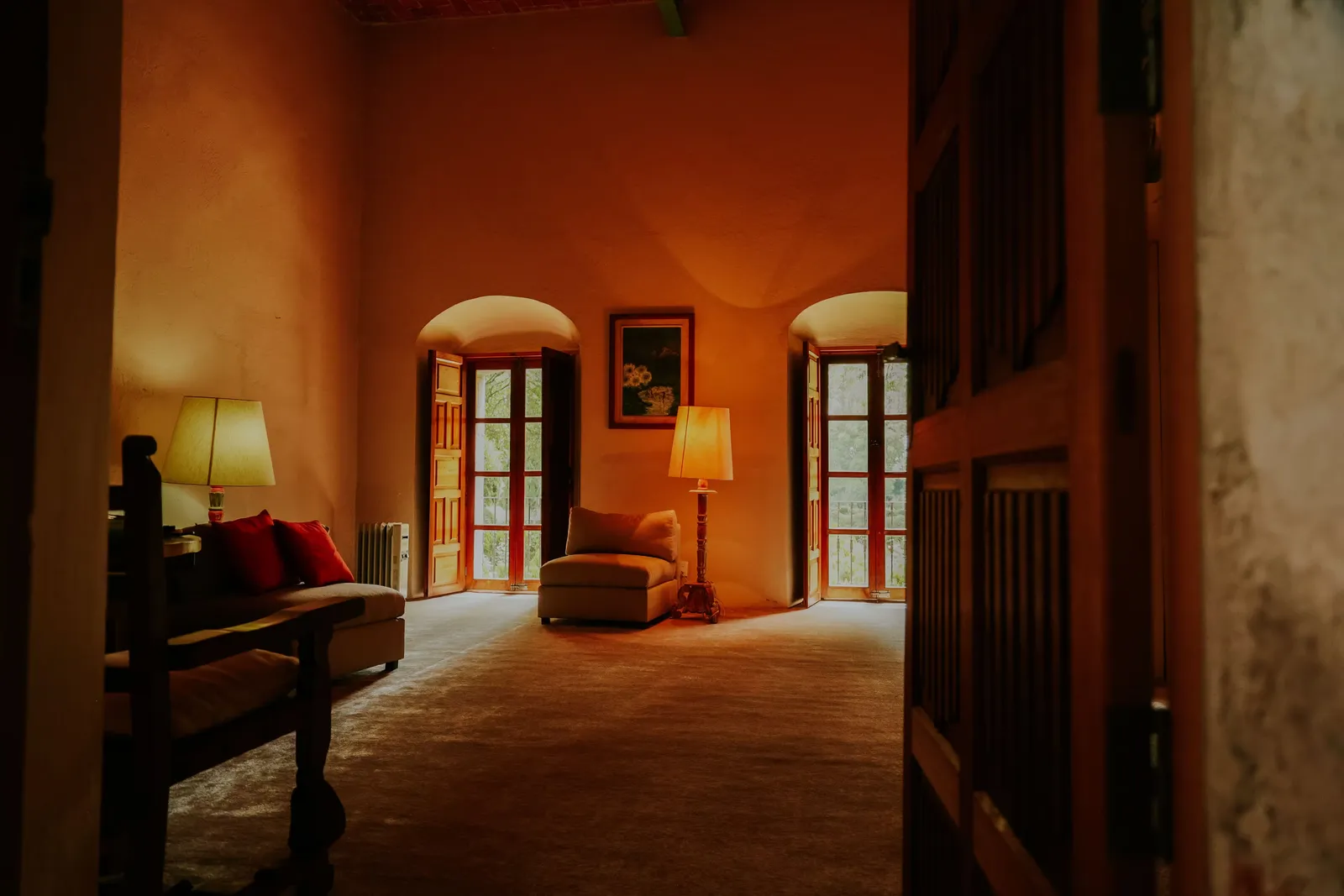 Sala de una casa iluminada al atardecer