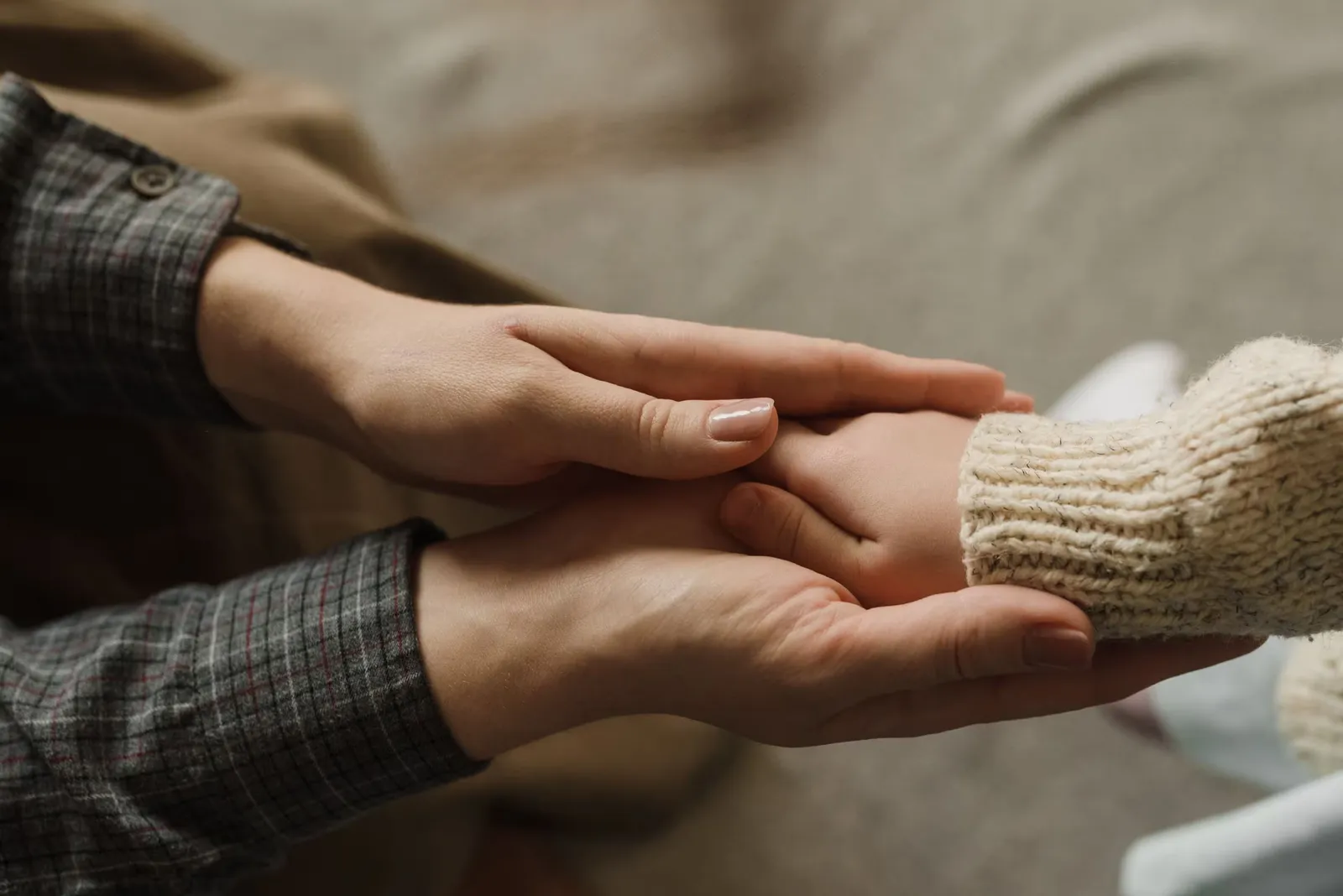 Dos personas tomadas de la mano
